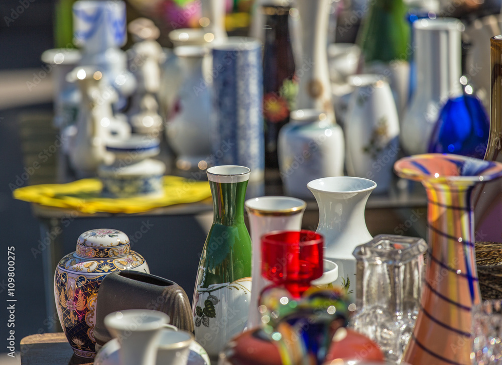 Auf einem Flohmarkt gibt es allerlei, Geschirr, Vasen, Werkzeug und Krempel zu kaufen