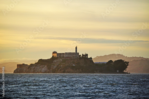 L'isola di Alcatraz nella Baia di San Francisco al tramonto il 7 giugno 2010. L'isola ha ospitato la prigione federale fino al 1963 e ora fa parte dell'area del Golden Gate National Recreation