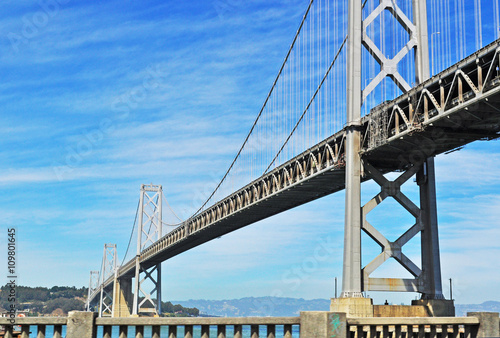 San Francisco: il Bay Bridge il 7 giugno 2010. Il ponte San Francisco-Oakland Bay Bridge fu inaugurato il 12 novembre 1936, sei mesi prima del Goldan Gate Bridge