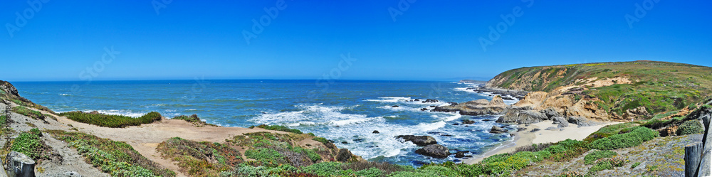 California, Usa: vista panoramica a Big Sur, la famosa regione della Costa centrale, una delle mete turistiche più popolari in California California, Usa: vista panoramica a Big Sur, la famosa regione della Costa centrale, una delle mete turistiche più popolari in California