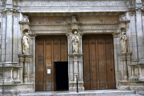 Puerta de entrada de la iglesia de la Dalbada. Toulouse. Francia 
