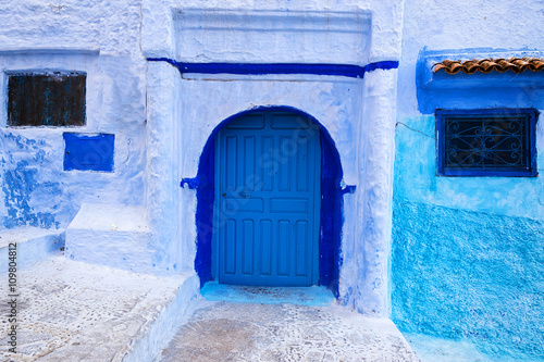 Detail of a door and windows in the town of Chefchaouen, in Morocco © Tiago Fernandez