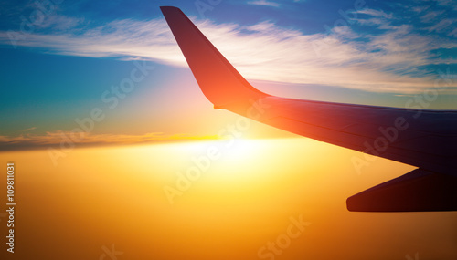 Fotografie View of the clouds and airplane wing from the Inside