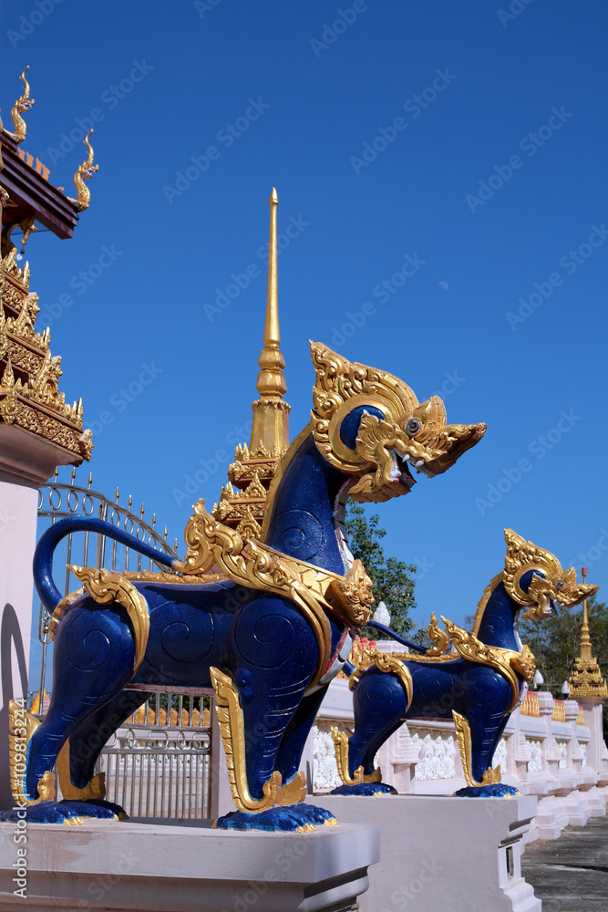 Fototapeta premium tiger statue against blue sky.