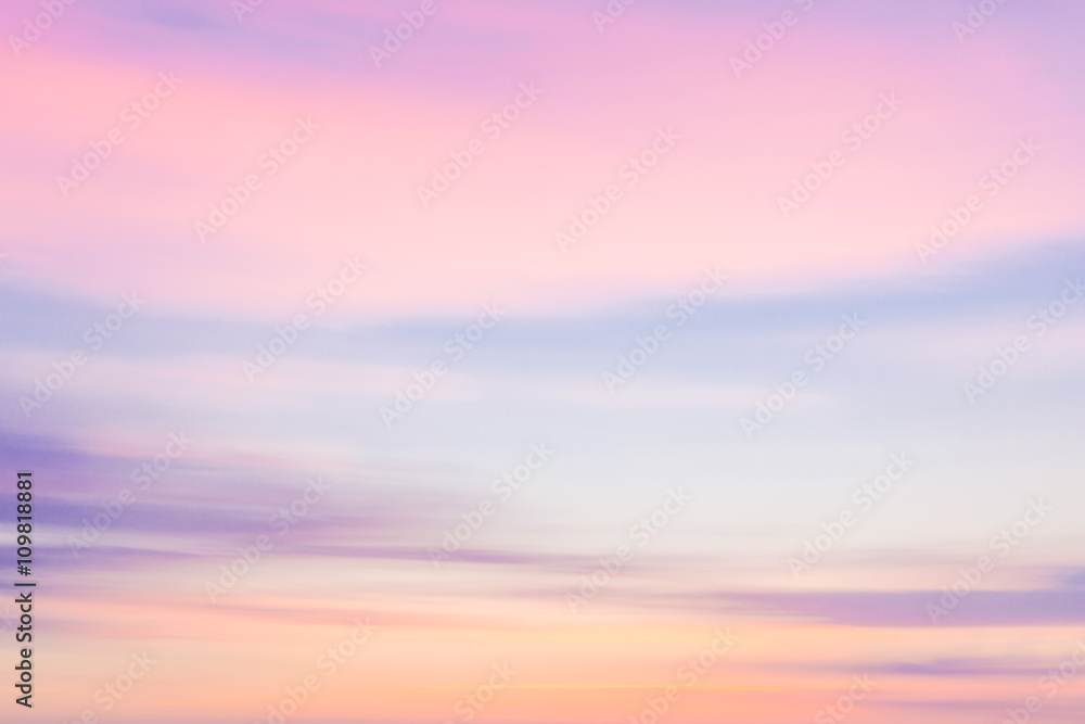 Obraz premium Niewyraźne niebo zachód słońca z niewyraźne ruch panoramowania
