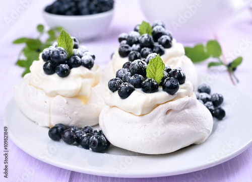 Pavlova meringue cakes