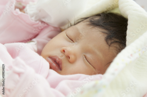 Foto newborn baby sleeping on bed
