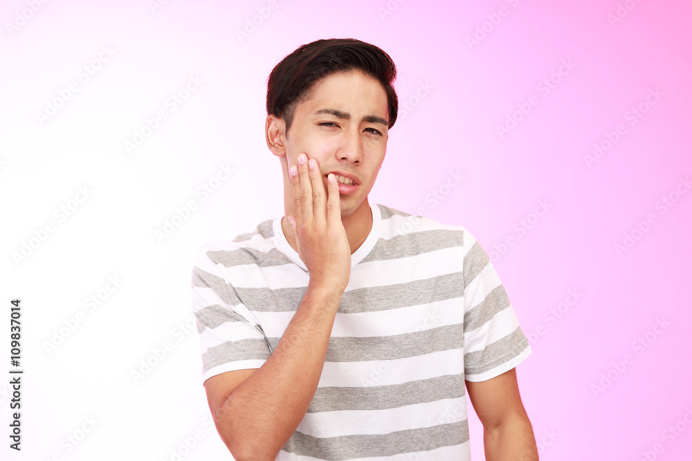 虫歯を訴える男性 虫歯を訴える男性