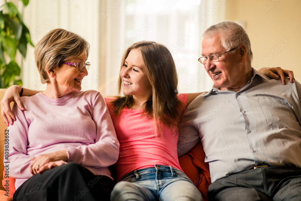 Obraz premium Grandchild with grandparents at home