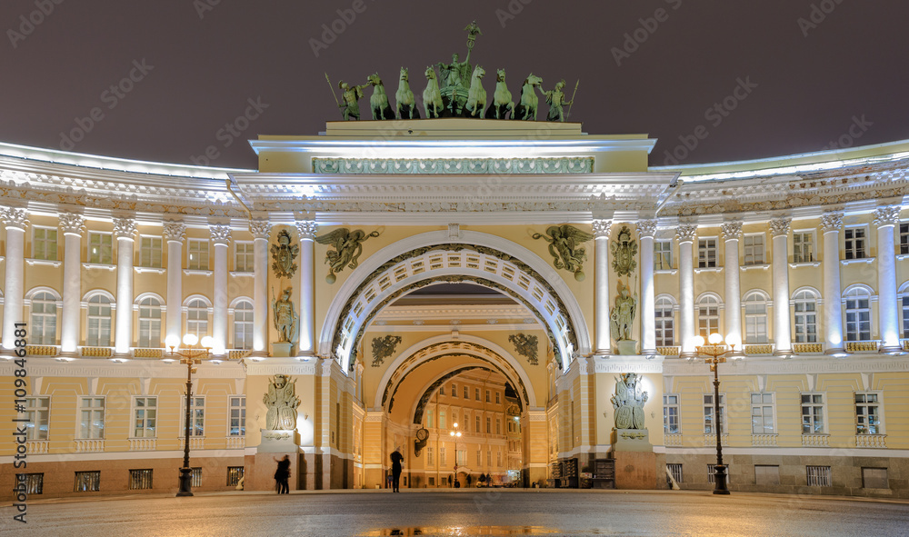 Triumphbogen mit Quadriga des Gebäudes des Generalstabs am Palastplatz Sank Petersburg