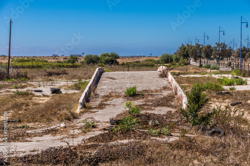 Gokart-Bahn verwildert unter heißer spanischer Sonne photo