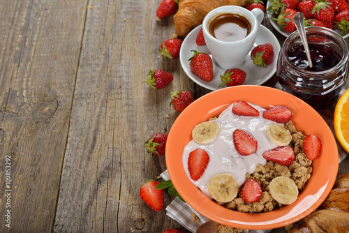 Muesli with yogurt and fresh strawberries