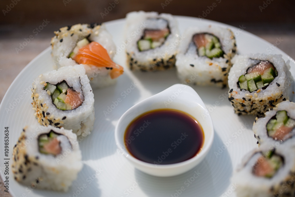 Sushi auf Teller Sushi auf Teller