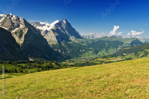 Piękny idylliczny krajobraz Alp z górami w lecie, Szwajcaria