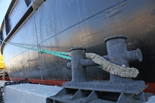 mooring rope connecting the ship and bollard
