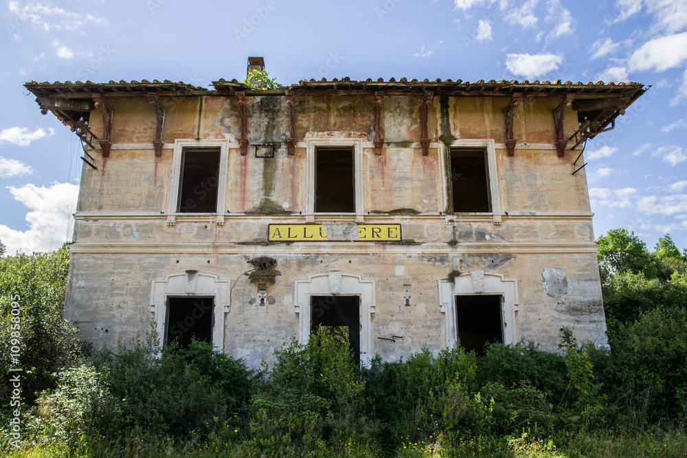 Fototapeta premium Stazione ferroviaria abbandonata di Allumiere
