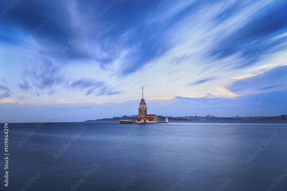 Obraz premium Maiden Tower View During the Twilight Under the Clouds
