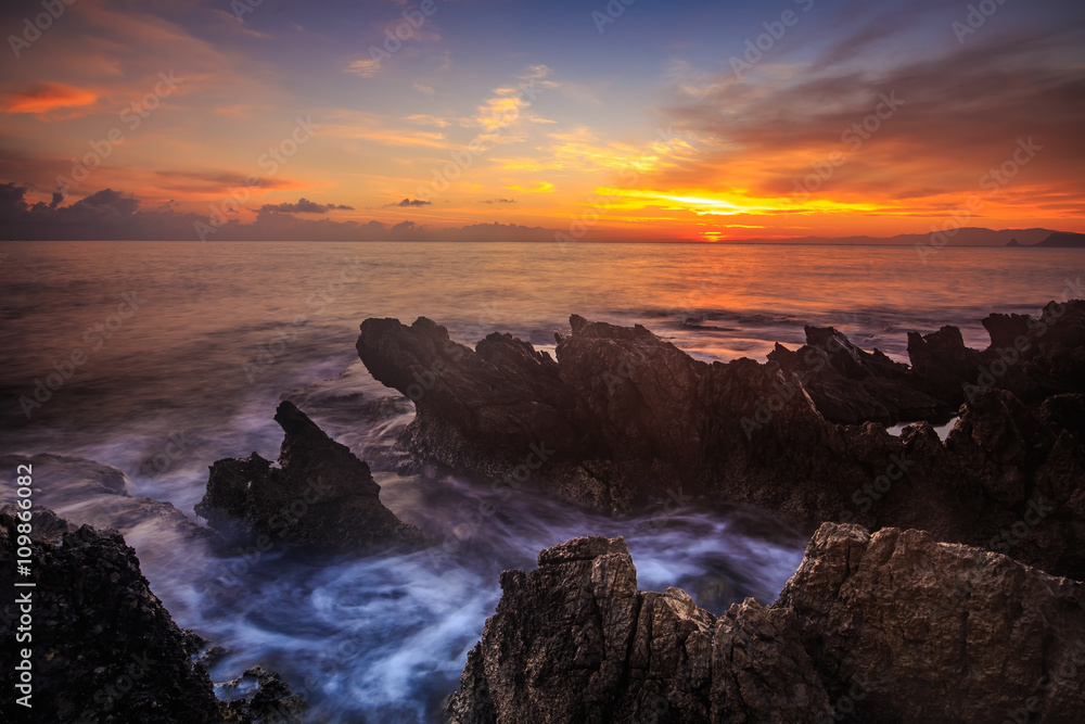 Vibrant Morning Sunrise at the Sea Vibrant Morning Sunrise at the Sea