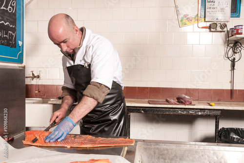 Bilde på lerret Fishmonger slicing smoked salmon, UK