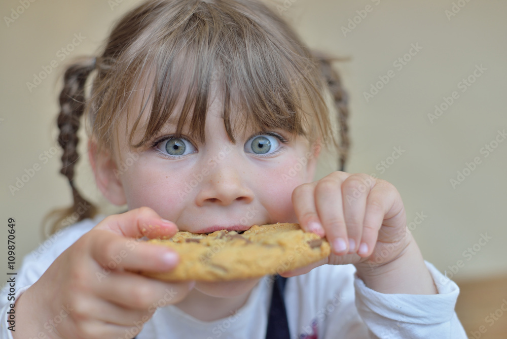 belle enfant mordant dans un cookie belle enfant mordant dans un cookie