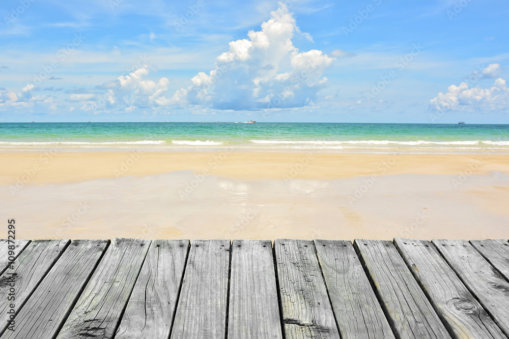 Fototapeta premium Plaża z niebieskim niebem i chmurnym tłem