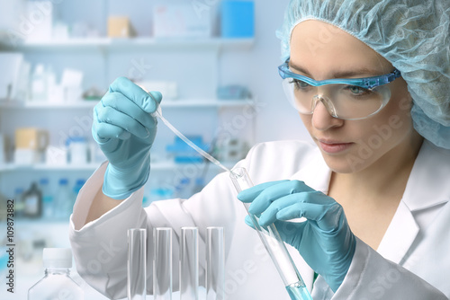 Leinwand Poster Junge weibliche Technologie oder Wissenschaftler führt Proteinassay durch
