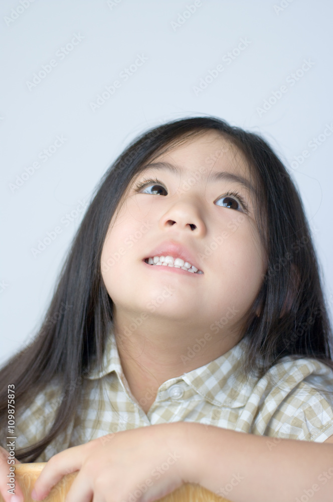イスに座る日本人の女の子 イスに座る日本人の女の子