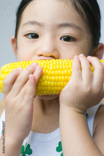 とうもろこしを食べる日本人の女の子