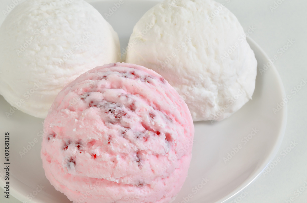 Erdbeereis und Vanilleeis, Eiskugeln, Makro / drei Eiskugeln, osa, pink und weiß auf eiem weißen Teller, Nahaufnahme, horizontal Erdbeereis und Vanilleeis, Eiskugeln, Makro / drei Eiskugeln, osa, pink und weiß auf eiem weißen Teller, Nahaufnahme, horizontal