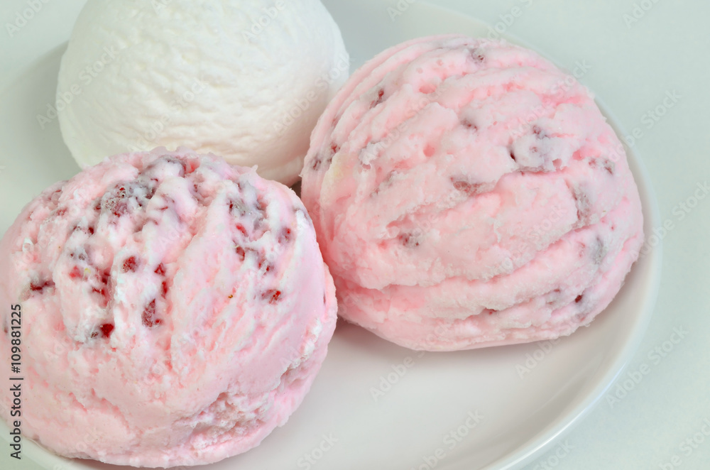 Erdbeereis und Vanilleeis, Eiskugeln, Makro / drei Eiskugeln, osa, pink und weiß auf eiem weißen Teller, Nahaufnahme, horizontal Erdbeereis und Vanilleeis, Eiskugeln, Makro / drei Eiskugeln, osa, pink und weiß auf eiem weißen Teller, Nahaufnahme, horizontal