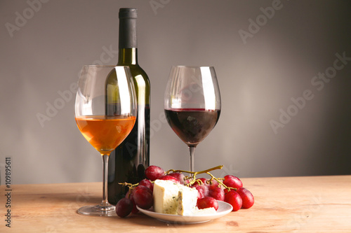 Fototapeta Naklejka Na Ścianę i Meble -  wine bottle and wine glass on a glass table
