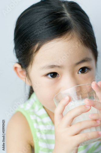 ミルクを飲む日本人の女の子