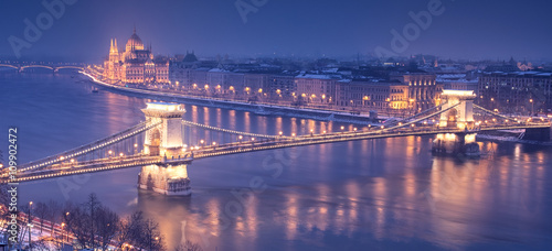 Chain Bridge, Budapest at night © Horváth Botond