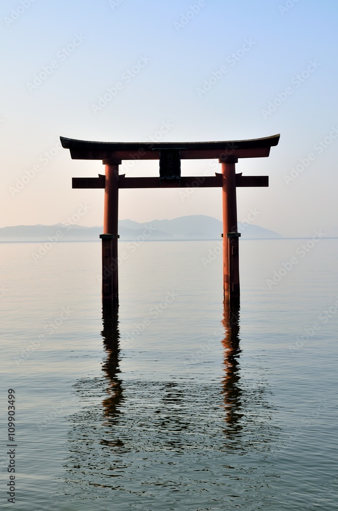 滋賀　白髭神社　湖畔の鳥居