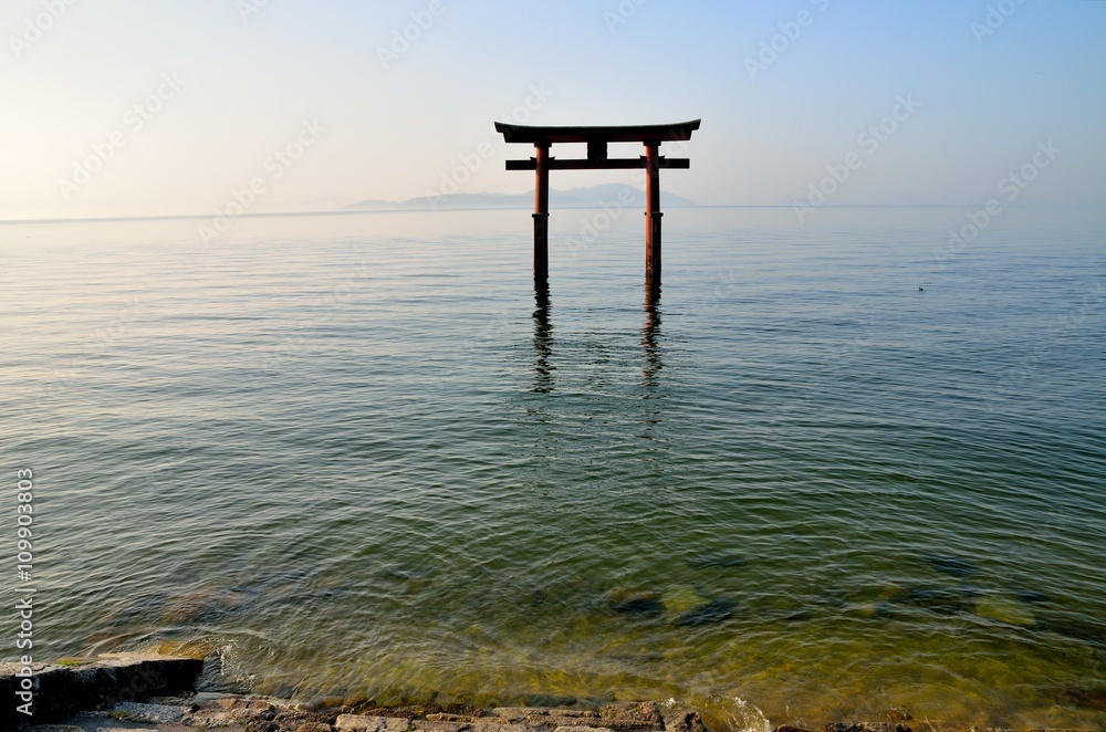 滋賀　白髭神社　湖畔の鳥居