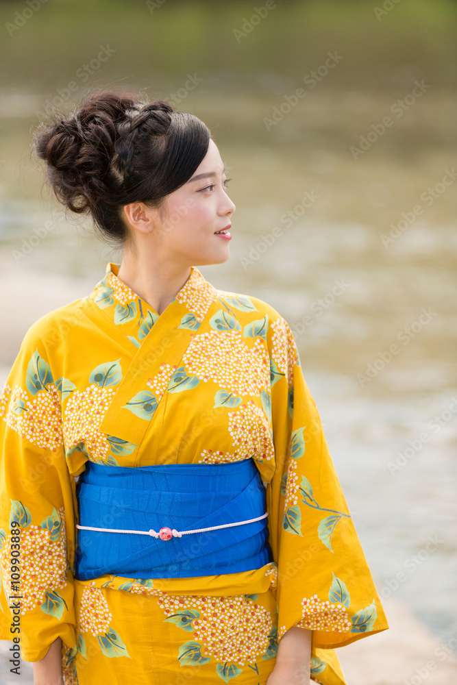 浴衣を着た女性 浴衣を着た女性