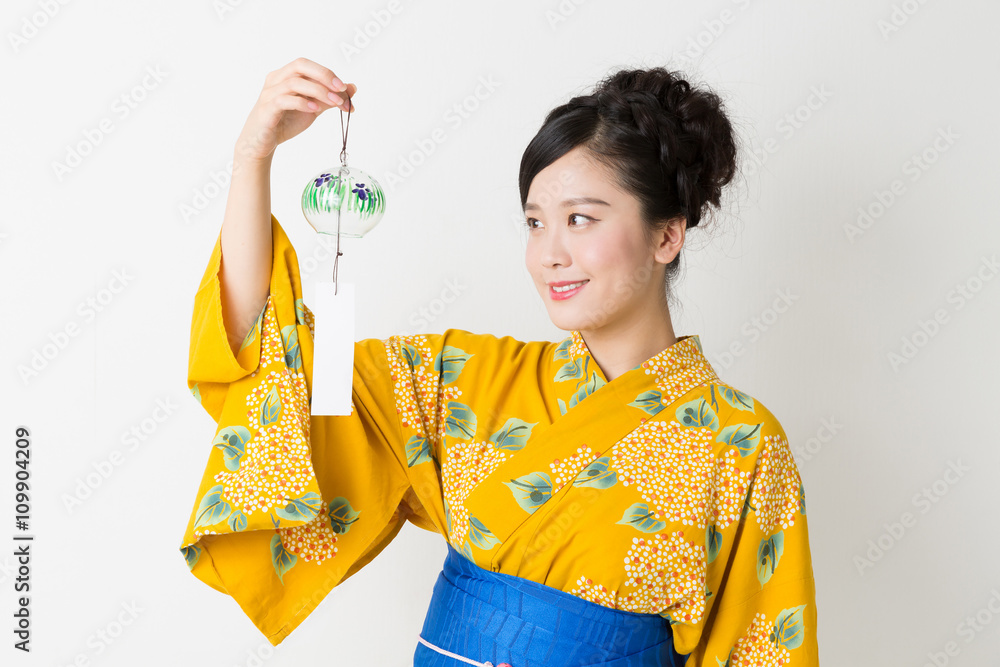 浴衣を着て風鈴を持つ女性 浴衣を着て風鈴を持つ女性