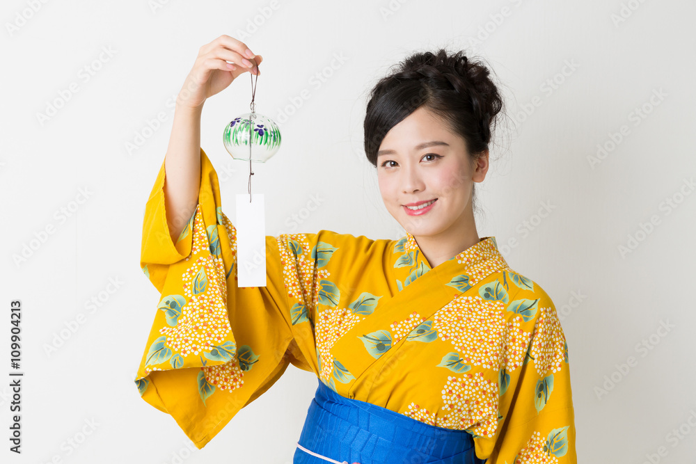 浴衣を着て風鈴を持つ女性 浴衣を着て風鈴を持つ女性