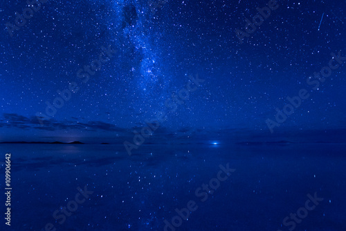 ウユニ、水面に映る天の川と流れ星。
The Milkyway Galaxy and shooting star reflected surface of the water. photo
