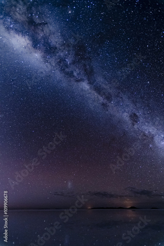 水面に映るウユニの天の川と朝焼け。 Dawning Uyuni Milky way galaxy and skyline reflected surface of the water.