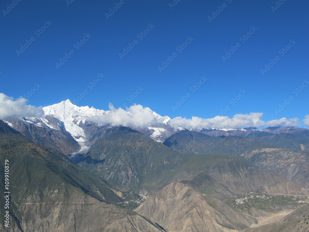 Fototapeta premium Meili(Meri) Snow Mountains or Meili Xue Shan, Kawagebo peak and Mingyong glacier, Yunnan, China