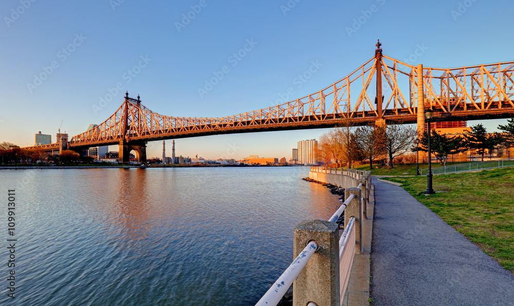 Fototapeta premium Queensboro Bridge, New York City at sunrise