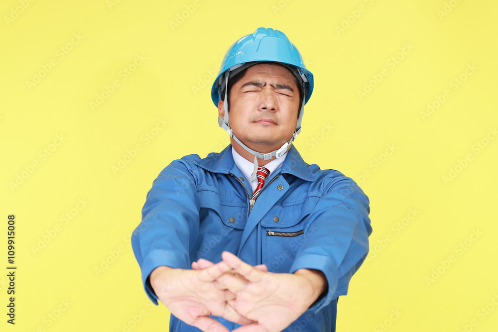 疲れた表情の労働者