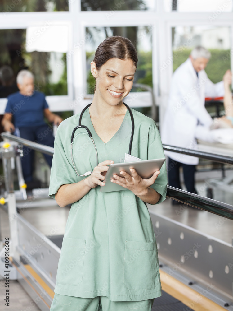 Obraz premium Female Physiotherapist Using Digital Tablet At Fitness Center