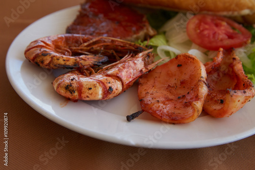 dish with shrimp, bread, lettuce and tomato