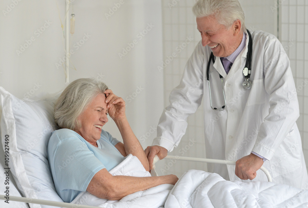 Obraz premium Senior woman in hospital