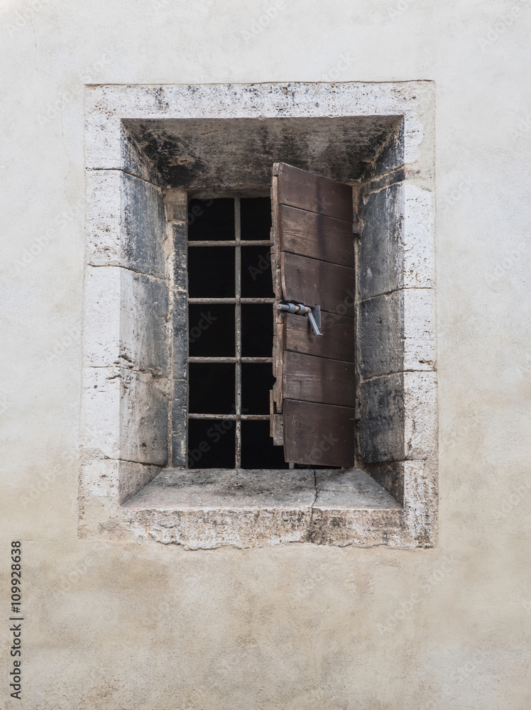 antica finestra su muro bianco Stock Photo | Adobe Stock
