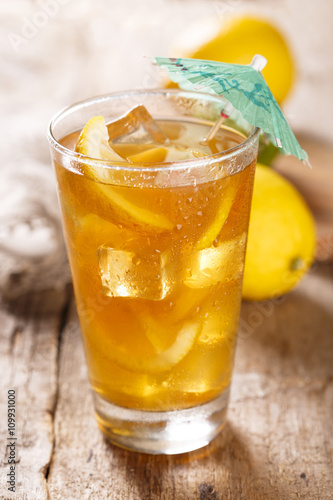 Ice tea with lemon 