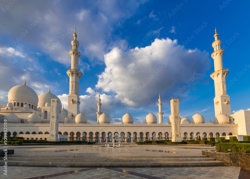 Fototapeta premium ABU DHABI, UAE - FEBRUARY 01: Sheikh Zayed Grand Mosque, Abu Dha