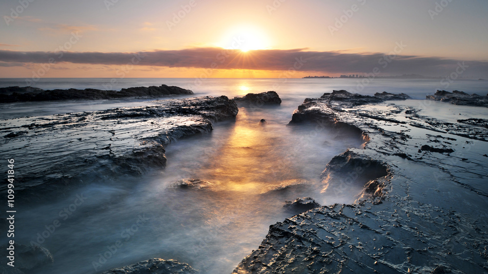 Australia Landscape : Currumbin Rock at dawn